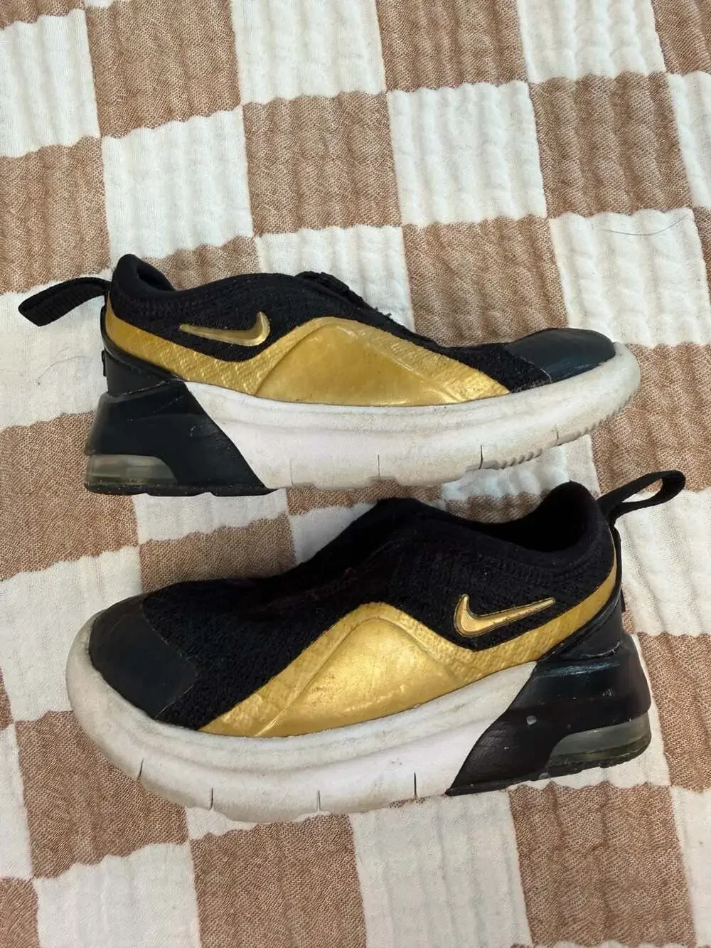 Nike Air Max Motion 2 Size 4C Black Metallic Gold